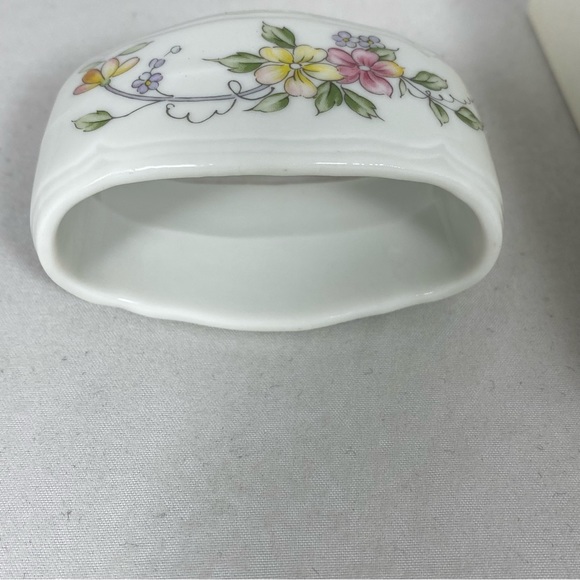 Andrea by Sadek Napkin Ring Holders Pink And Yellow Flowers ,  Set of 4 - Picture 3 of 6